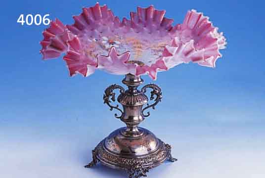 ANBIETSCHALE, DEUTSCH UM 1900, FUß METALL VERSILBERT, OBERTEIL GLAS IN DIE FORM GEBLASEN, 2-SCHICHTIG, OPALINGLAS MIT ROTEM ÜBERFANG, BT. ...