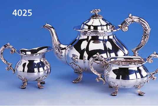 3-TEIL. TEESERVICE, METALL VERSILBERT, DÄNEMARK, MEISTERMARKE COHR, NACH DEM VOR- BILD VON 1835/40, BEST. AUS: KANNE MIT VEGE- TABILER ...
