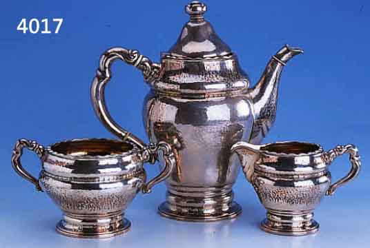 3-TEILG. KAFFEESERVICE, KOPENHAGEN 1925, 830ER SILBER, WARDEINMARKE HEISE, HAMMER- SCHLAGVERZIERUNG, BEST. AUS: KAFFEEKANNE, SAHNEGIEßER UND ...