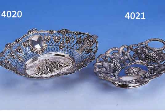 ANBIETSCHALE, DEUTSCH UM 1900, HANAU, 800ER SILBER, REICHE DURCHBRUCH- ARBEIT, BODEN MIT PUTTENSZENE, REINE SÄGEARBEIT, CA. 400 G, CA. 6 X 31 X ...