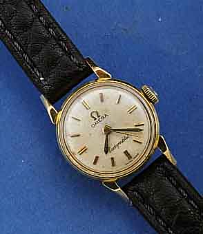 KONVOLUT: 2 DAMENGOLDUHREN, SCHWEIZ UM 1963, 1X OMEGA LADYMATIC, GG 750/000, 17 ST., ZEN- TRALROTOR M. EXCENTERMECH., KAL. 455, KIFF- STOßS., ...