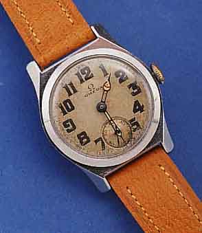 OMEGA HERRENARMBANDUHR, SCHWEIZ UM 1933, EDELST., BOD. U. GLASRAND AUFGEDR., VERSILB. BL., LEUCHTSTUNDENZEICHEN U. ZEIGER (ALTERS- BED. BRÜCHIG), ...