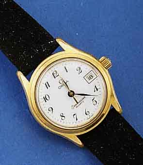 KONVOLUT: 2X OMEGA DAMENARMBANDUHREM, FRÜHE QUARTZWERKE M. SEK.-TAKT U. DAT., SCHWEIZ UM 1978, BEID. METALL M. GG-AUFLAGE, VERSCH. DESIGNS, BER., ...