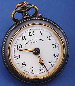 KONVOLUT: 2X TASCHENWECKER, DEUTSCHLAND UM 1920, BEIDE BRÜN. EDELST.-GEH. AUFSTELLBAR, 1X JUNGHANS, 7 ST., EMAILBL. PROV. REST., RISSIG, ...