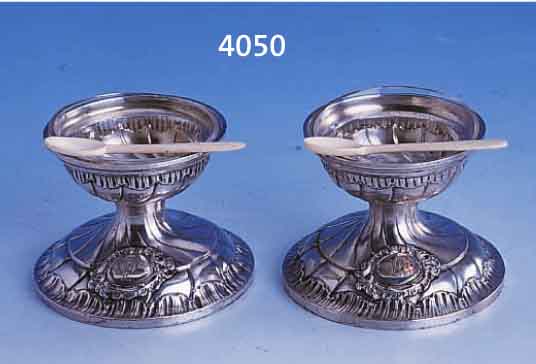 PAAR GEWÜRZSCHÄLCHEN, DEUTSCH, FÜR DEN RUSS. MARKT UM 1930, 875ER SILBER, GLASEINSSATZ, BEINLÖFFEL, H CA. 4.5 CM, KARTUSCHE MIT BES.- MONOGR.