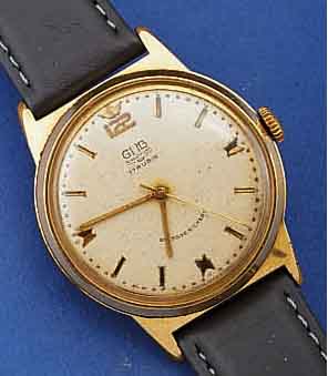 GLASHÜTTE HERRENARMBANDUHR, KAL. 70,1, HANDAUFZUG, 17 ST., METALL VERG., EDELST.-BOD. AUFGEDR., BL. FARBL. GETÖNT, STOßGES., DEUTSCHLAND UM ...
