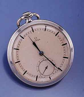 OMEGA HERRENTASCHENUHR ART DECO, SCHWEIZ UM 1939, EDELST., BODEN U. GLASR. GEDR., VERS. BLATT, GEBL. STAHLZEIGER, WERK VERG., 15 ST., KAL. 38,5, ...