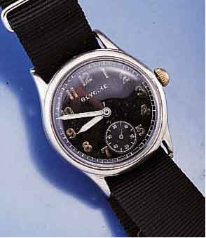 GLYCINE MILITÄRARMBANDUHR FÜR DAS DEUTSCHE HEER, SCHWEIZ UM 1939, REG.-NR. AUF SCHR.- BODEN D55943H, TEXTILBAND SPÄTER, BLATT FL., RUNDANKERW. ...