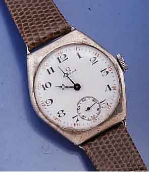 OMEGA ARMBANDUHR, SCHWEIZ UM 1929, 925ER SILBER, BODEN U. GLASR. GEDR., ORIG.-BLATT EMAIL PROV. REP. BEI 5, ZEIGER ERS., AUßEN ROT 13-24, ...