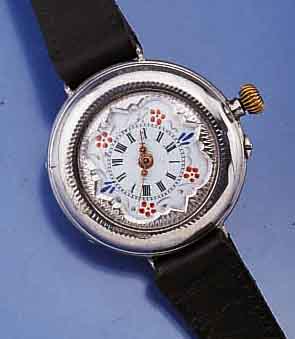 DAMENARMBANDUHR AUS DAMENTASCHENUHR, SCHWEIZ UM 1895, UMGEBAUTE TASCHENUHR, AUFWEND. LÜNET- TE SCHMUCKVOLL NACH INNEN GEZOGEN, EMAILBL. BEMALT, ...
