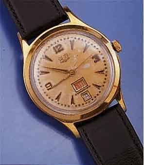 GLASHÜTTE HERRENARMBANDUHR, SELTEN M. TAG U. DATUM, DEUTSCHLAND UM 1959, METALL HARTVERG., EDELST.-BODEN GESCHR., SCHNELLKORREKTURDR. AUßEN 10, ...