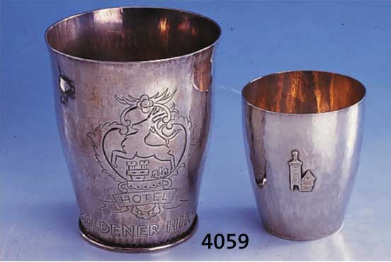 KONV. 2 BECHER: ROTHENBURG OB DER TAUBER, 800ER SILBER, MEISTERMARKE HILDE VOLLERS, REINE TREIBARBEIT, GETRIEBEN, 1X HOTEL GOLDE- NER HIRSCH, H ...