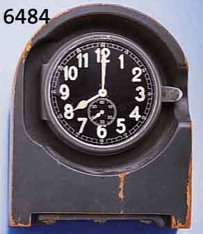 JUNGHANS SCHREIBSTUBEN-TISCHUHR FÜR DIE DEUTSCHE LUFTWAFFE, UM 1942, HOLZGEH., FELDGRAU LACKIERT, BER., AUFZUHÄNGEN U. AUFSTELLB., SCHW. ...