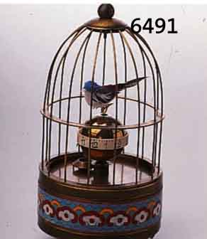 TISCHWECKER IN FORM EINES VOGELKÄFIGS MIT EINEM BEWEGLICHEN VOGEL, WOHL CHINA UM 1960, MESSING, 5-FARB. EMAILCLOISONNE IM SOCKEL, STIFTENANKERW., ...