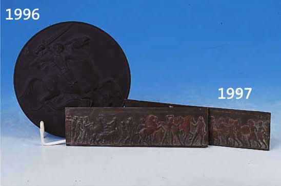 ZWEI BESCHLÄGE, MACHNAUD, PARIS, UM 1900, BRONZE, RELIEF. ANTIKISIERENDE SZENE VON IN EINE SCHLACHT ZIEHENDE KRIEGER, ZU PFERD U. MIT LÖWEN, ...