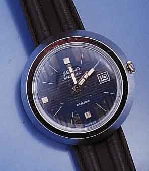 GLASHÜTTE HERRENARMBANDUHR SPEZIMATIC, DEUTSCHLAND UM 1968, SCHWERES METALLGEH. HARTVERCHR., EDELST.-BODEN GEDR., 26 ST., ZENTRALROTOR, KAL. ...