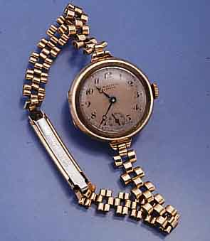J.W. BENSON DAMENARMBANDUHR, SCHWEIZ/ ENGLAND UM 1932, BASISKAL. TAVANNES UNGED., 9 KT. ROSE-G., BODENSCHARNIER, GLASR. GEDR., VERS. BLATT, GEBL. ...