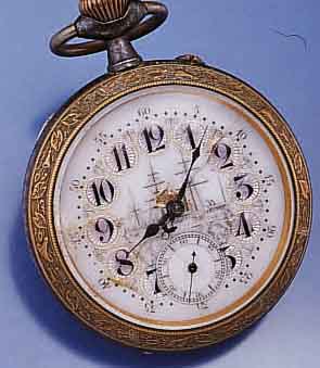 ÜBERGROßE HERRENTASCHENUHR, SCHWEIZ UM 1915, EISEN BRÜN., GLAS U. BODENRAND MESSING, RELIEF. DARST. VON BLÜTEN U. BLÄTTERN, EMAIL- BL. DEFEKT, ...