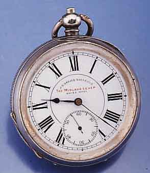 KONVOLUT: 2 OFFENE HERRENTASCHENUHR MIT SCHLÜSSELAUFZUG, BEIDE SCHWEIZ, 1X FÜR DEN BRIT. MARKT, 935ER SILBER, EMAILBL. M. VERKÄU- FERSIGN., FEIN ...