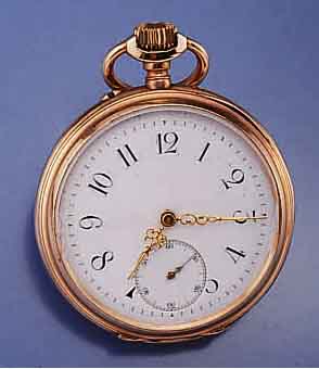 HERRENTASCHENUHR, SCHWEIZ UM 1900, RG 585/ 000, AUF BODEN VERSCHL. SCHMUCKMONOGR. SC, ORIG.-EMAILBL. M. RADIAL ANGEORDN. STD.-ZEI- CHEN, GLAS IM ...