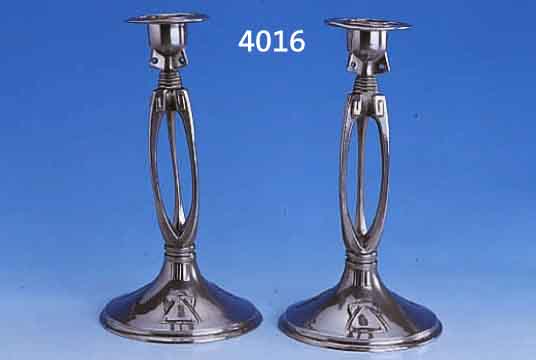 2 JUGENDSTIL-KERZENSTÄNDER, DEUTSCH UM, 1900/04, SEHR STARKER EINFLUß VON OLBRICH, ZINN GEGOSSEN, 1 TEIL MIT FEHLGUßSPUREN, SAMMELW., LEICHTE ...