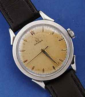 OMEGA HERRENARMBANDUHR, EDELST., BOD. GE- SCHR., SCHWEIZ UM 1952, SELTEN, AUßER LEDERBD. ORIG. ZUST., BL. ALTERSBED. FLECKIG, 17 ST., WERK VERG., ...