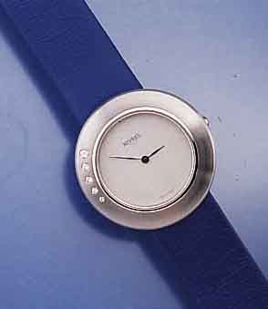 NIVREL DESIGNER DAMENARMBANDUHR, IM SAT. EDELST.-GEH., UNGETR. LAGERW., SCHWEIZ UM 1996, UNTERSEITE POL., BODEN GEDR., SAPHIR- FLACHGL., LÜNETTE ...