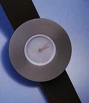 KONVOLUT: 2 VIGNELLI DESIGNER DAMENARMBANDUH- REN, PROD. VON PIERRE JUNOD, SCHWEIZ 1994, BEIDE HIGH-TECH-QUARTZW., SAPHIRFLACHGL., ANBEI 4 ...
