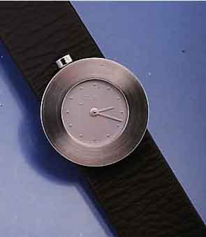 KONVOLUT: 2 MILUS DESIGNER-DAMENARMBANDUHREN VON PAUL JUNOD, UNGETR. LAGERW. UM 1995, EDELST. SAT., KLARE, GEOMETR. FORMEN, LEDERB. M. ...