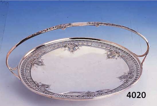 HENKEL-ANBIETSCHALE, 925ER SILBER, RAND UND HENKEL FLORAL VERZIERT, DURCHBRUCH- ARBEIT, D. CA. 22.5 CM, KL. FUß, MIN. GEBR.- SP.