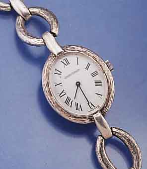 JAEGER LE COULTRE DAMENSCHMUCKUHR, SCHWEIZ UM 1970, 925ER SILBER INCL. GLIEDERB., BODEN GEDR., EMAILFARB. KONTRASTZIFFERBL., FORM- ANKERW., KAL. ...