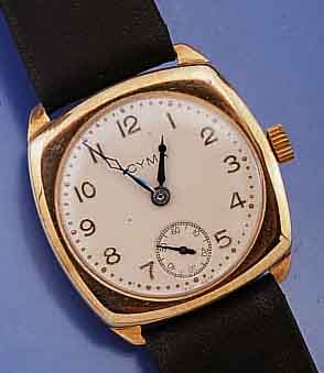 CYMA HERRENARMBANDUHR, SCHWEIZ/ENGLAND UM 1934, GG 375/000, CARREE-CAMBRE-FORM, BODEN U. GLASR. GEDR., GEBL. STAHLZEIGER (TEILW. ERS.), WOHL ...
