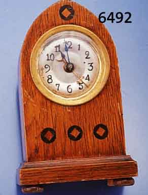 PFEILKREUTZ TISCHWECKER, DEUTSCHLAND UM 1925, EICHE INTARSIERT, BED. RÜCKS., AKUSTIK AUF BODENGLOCKE, MAßE CA. 14 X 9 X 5 CM, NUTZSP., ...