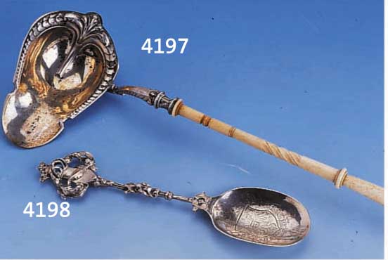 SCHÖPFLÖFFEL, DEUTSCH UM 1830/35, 12-LÖTIG, GRIFF ELFENBEIN/BEIN, INNENVERG. BERIEBEN, SAMMELW., L. CA. 40 CM