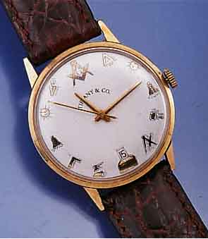 S.KOCHER HERRENGOLDUHR, SCHWEIZ UM 1962, GG 585/000, BODEN GEDR., BLATT REST., BEZ. TIFFANY & CO., STD.-ZEICHEN M. FREIMAURER- SYMB., 17 ST., ...