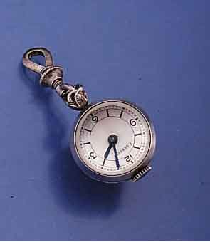 GÜBELIN KUGELANHÄNGEUHR, SILBER, SCHWEIZ UM 1938, RUNDANKERW., 15 ST., HANDAUFZUG, KARA- BINER MIT GEWINDE, D. CA. 20 MM, EZ 2