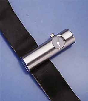 MILUS DESIGNERDAMENARMBANDUHR, SCHWEIZ UM 1990, ASYMETR. EDELST.-GEH. IN WALZENFORM, ORIG.-LEDERB. SEITL. INTEGRIERT, SAPHIRFLACH- GL., ...