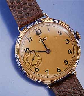 TISSOT ÜBERGROßE HERRENARMBANDUHR AUS TASCHEN- UHR, SCHWEIZ UM 1930, GG 585/000, RAND Z.T. BLAU U. WEIß EMAIL., HANDAUFZ., KL. SEK. BEI 9 , GEBL. ...