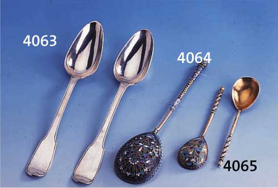 ZWEI TEELÖFFEL MIT EMAIL, SILBER, EMAIL IN BLAU, GRÜN UND WEIß, TEILW. L. BER., L. CA. 12.5 CM