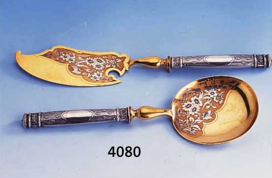 2 VORLEGETEILE, FRANKREICH UM 1900, SILBER, TEILVERG., MEISTERMARKE SCHLOSSER, PARIS, MIN. GEBR.-SP., IM ALTEN ETUI (BESCH.)