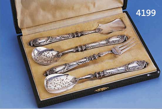 4-TEIL. PETIT-FOURS-BESTECK, MEISTERMARKE RAVINET D'ENFERT, GRIFFE 950ER SILBER GEFÜLLT, ARBEITSTEILE SILBER MASSIV, Z.T. DURCHBRUCH-. ...