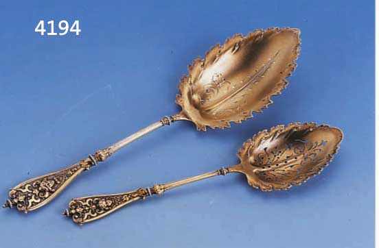 2 VORLEGELÖFFEL, KOCH & BERGFELD BREMEN UM 1880, 800ER SILBER FEUERVERGOLDET, GRIFFE BEIDS. RELIEFIERT MIT KLASIZISTISCHEN MOTIVEN: MASKERON IN 4 ...