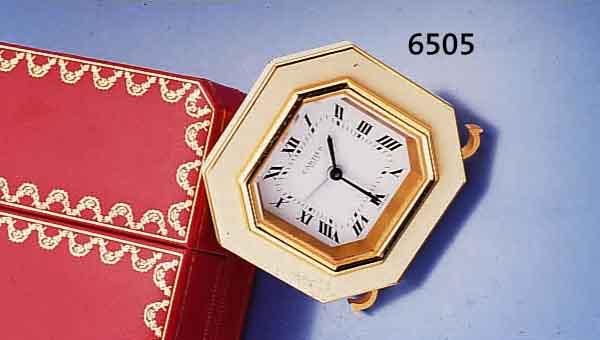 CARTIER TISCHWECKERCHEN, SCHWEIZ 1978, 8-ECKFORM, HARTVERG., Z.T. WEIßER CHINALACK, EMAILFARB. KONTRASTZIFFERBL., BEDIENUNG RÜCKS. , ORIG.-ETUI ...