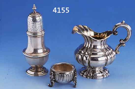 LOT IN SILBER: SAHNEGIEßER DEUTSCH UM 1890, REINE TREIBARBEIT, INNENVERGOLDET, BAROCKSTIL, H CA. 10 CM, SALZSCHÄLCHEN, FRANKREICH UM 1900, 800ER ...