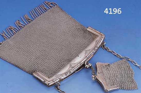 ABENDTASCHE UND KL. GELDBEUTEL, DEUTSCH UM 1900/1910, BEIDES 800ER SILBER, MARKE DIANA ABENDTASCHE BÜGEL VORNE ZISELIERT UND MIT ROSENRELIEF, ...