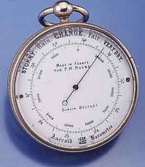 ANEROID-BAROMETER, FRANKREICH, FÜR D. BRIT. MARKT, UM 1910, EMAILBL. M. VERKÄUFER- U. HERKUNFTSINSCHR., MESSING VERCHR., ORIG.-ETUI, NULLEICHUNG ...