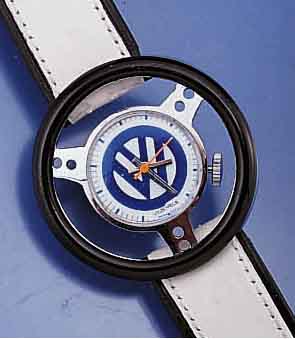 HERRENARMBANDUHR IN FORM EINES RALLEYLENK- RADES, IM BLATTZENTRUM FIRMANLOGO VON VW, METALL VERCHR., EDELST.-BODEN GEDR., KAUT- SCHUKBAND, SCHWEIZ ...