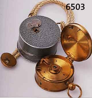 KONVOLUT: 2 WÄCHTER/KONTROLLUHREN, 1X ANONYM UM 1955, EIN SCHLÜSSEL ANBEI, FÜR KONTROLL- SCHEIBE, MESSING, D. CA. 10 CM, GEHFÄHIG, WEITERE FKT. ...