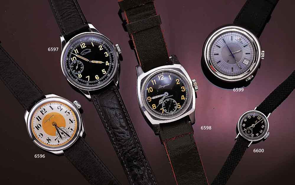 LE COULTRE ÜBERGROßE HERRENARMBANDUHR IN CHRO- NOMETERQUALITÄT, SCHWEIZ UM 1940, ORIG. EDELST.-GEH., BOD. U. GLASRAND AUFGEDR., BL. PERF. REST., ...