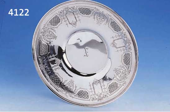 ANBIETTELLER, USA, UM 1930, STERLINGSILBER ZISELIERT, MITTIG BESITZERMONOGR., KLASSIZIST. DEKOR, D. CA. 26 CM, IN SPIEGEL MIN. VERBEULT, CA. 320G